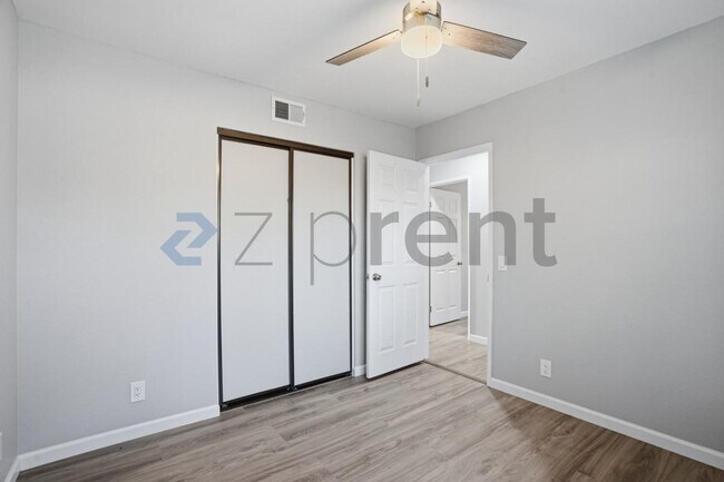 Building Photo - Unit