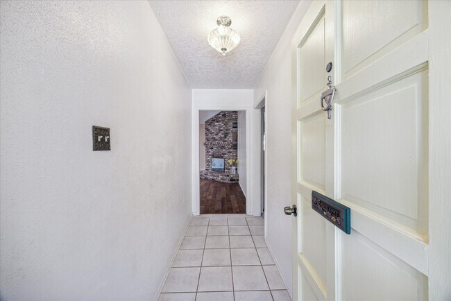 Building Photo - 5359 Little John Ln