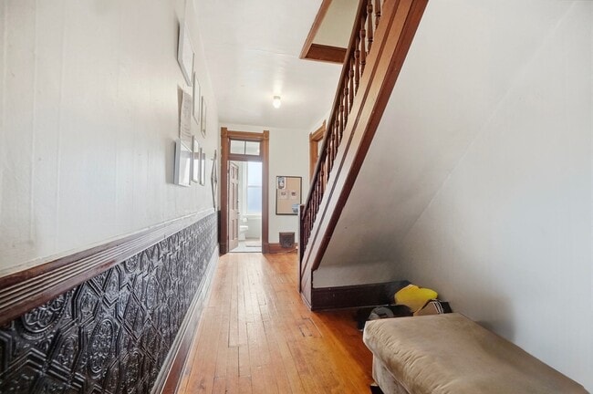 Building Photo - 6 bed/2 bath on Rohs St., Mins. from UC for Only $650/pp ($3900/mo)!