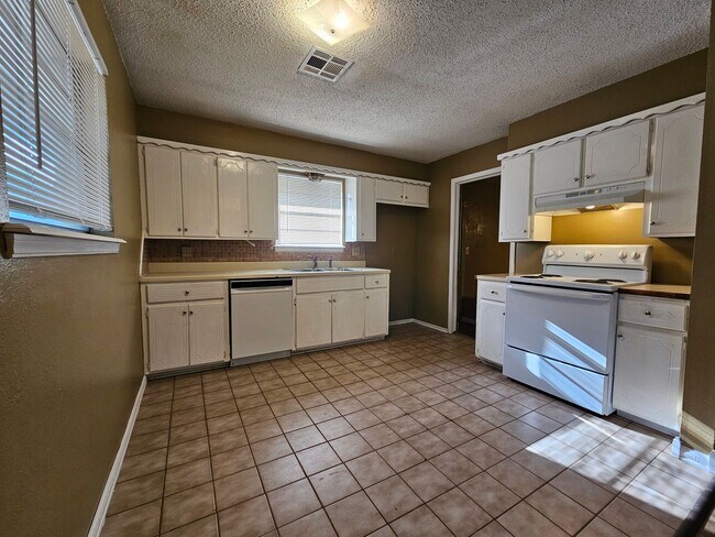 Building Photo - (3) Bed/(1.5) Bath Avail NOW! Pet Negotiable!