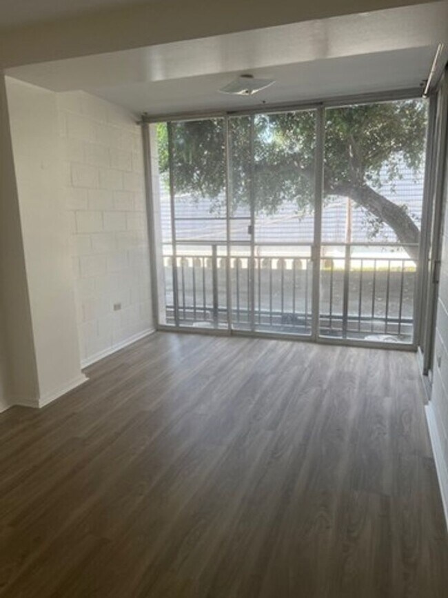 Building Photo - NEWLY RENOVATED! THE TOWN HOUSE CONDO!