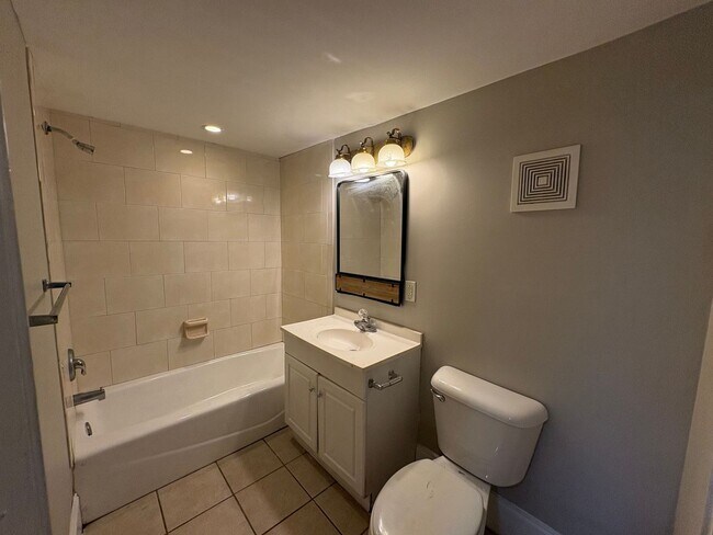 Building Photo - 3846 Ridge Ave