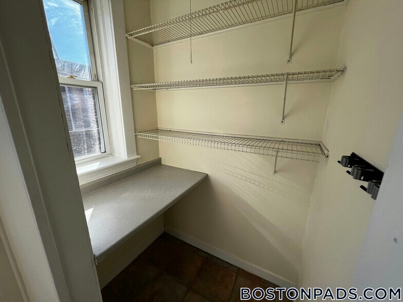 Building Photo - 518 Cambridge St