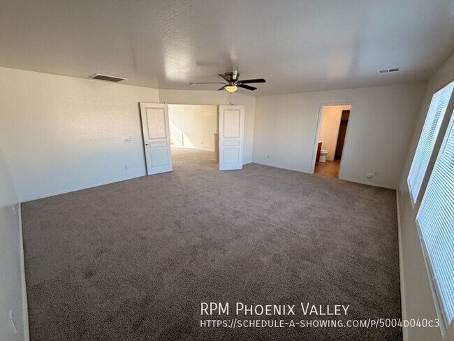 Building Photo - 422 E Saddle Way