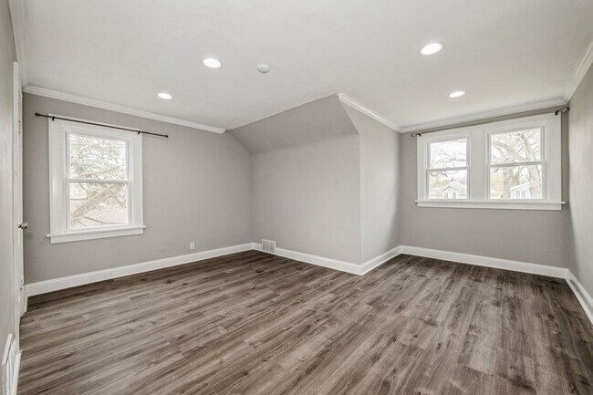 Building Photo - 545 Skokie Ave