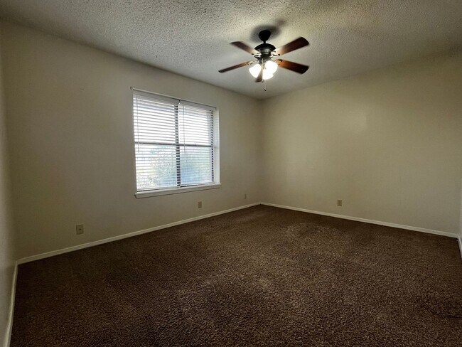 Building Photo - 3834 Lake Ridge Dr
