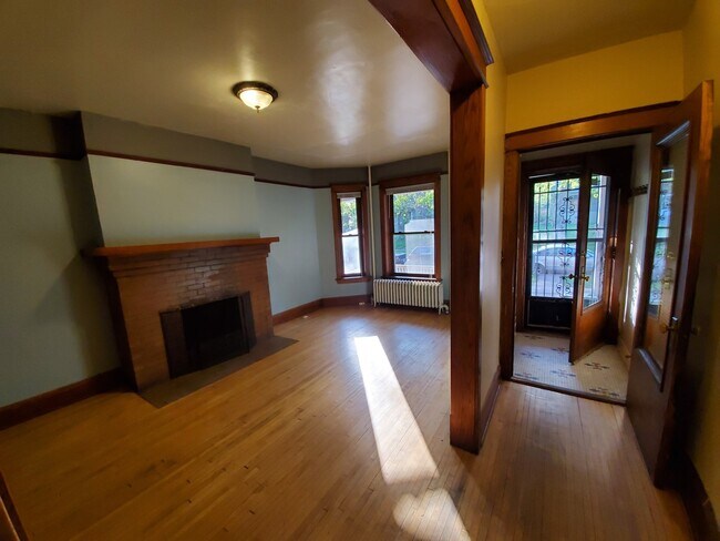 Building Photo - AVAILABLE NOW - Spread out in 3 level living!