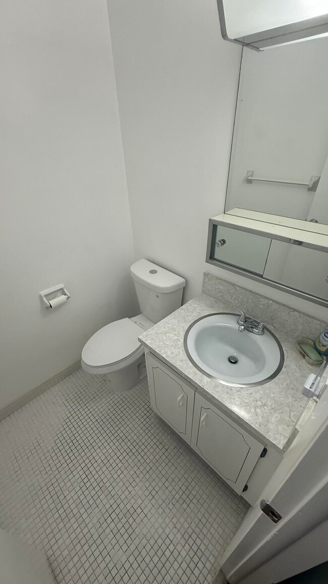 Building Photo - 275 N High Point
