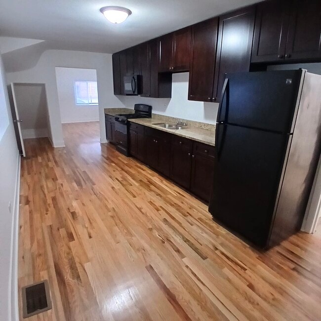 Building Photo - 2108 N Keeler Ave