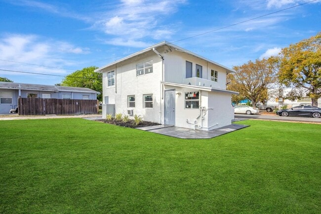 Building Photo - 448 Roseland Dr