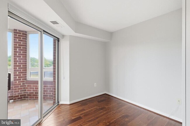 Building Photo - 2121 Jamieson Ave