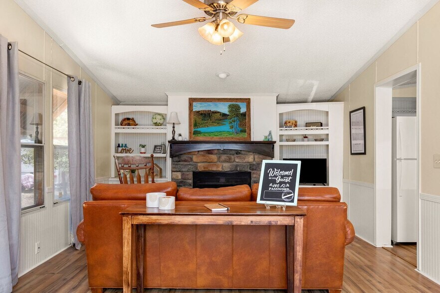 Building Photo - 705 Firefly Dr