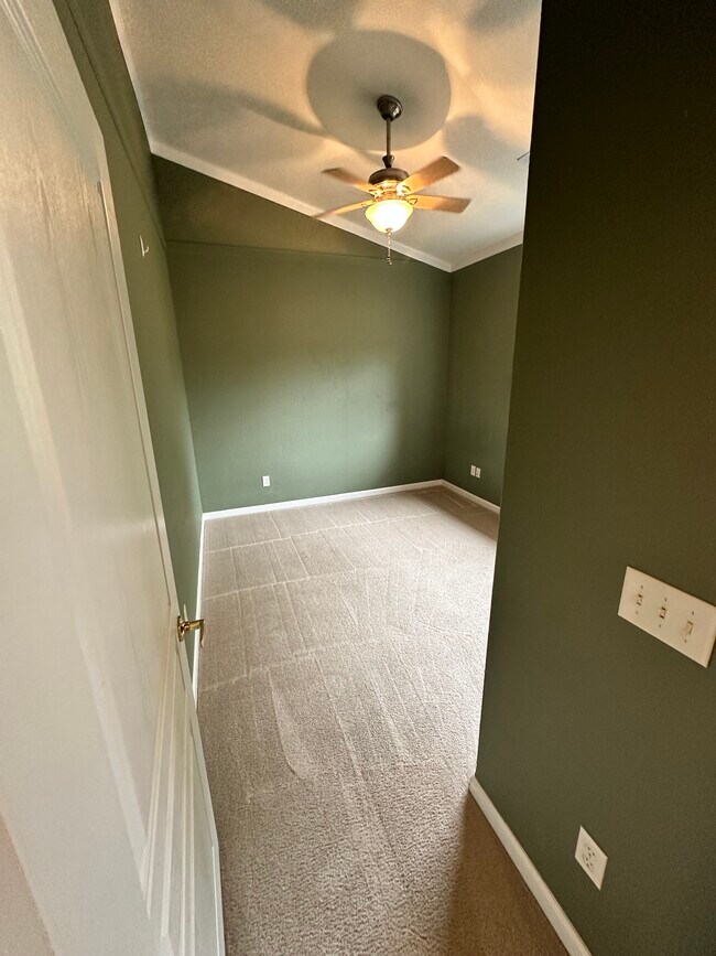 Building Photo - 8035 Lee Dr