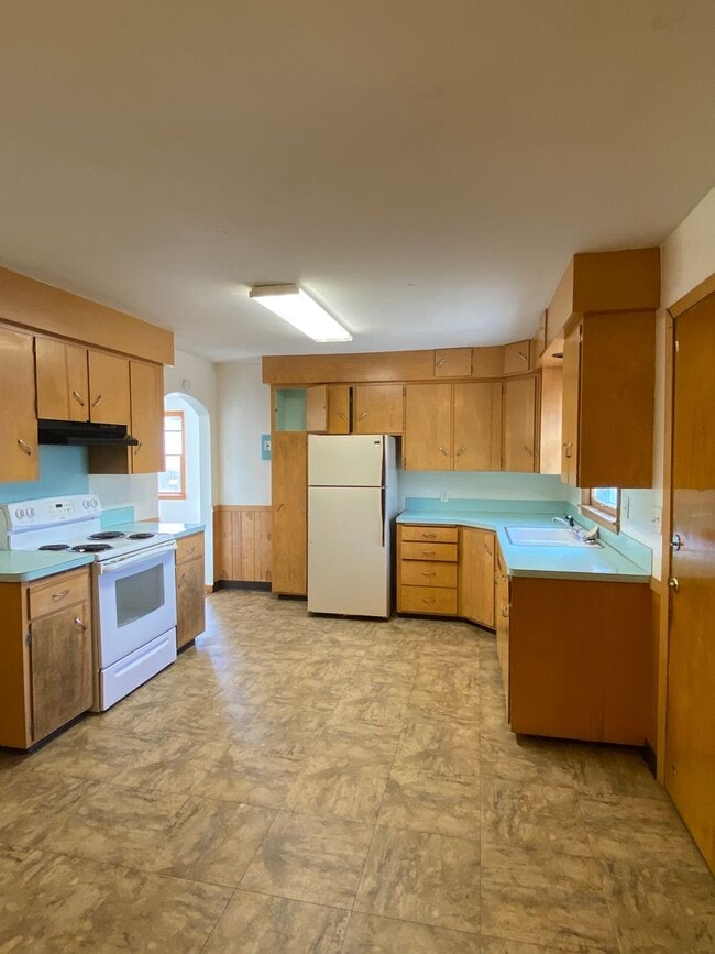 Building Photo - 106 8th St NW