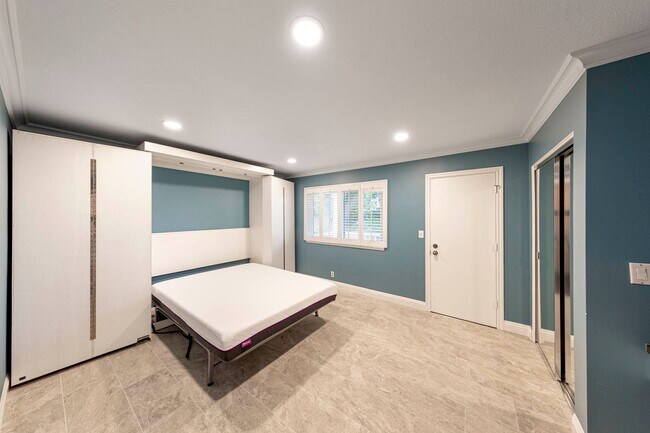 Building Photo - 4 bed 3 bath POOL on HUGE Lot!