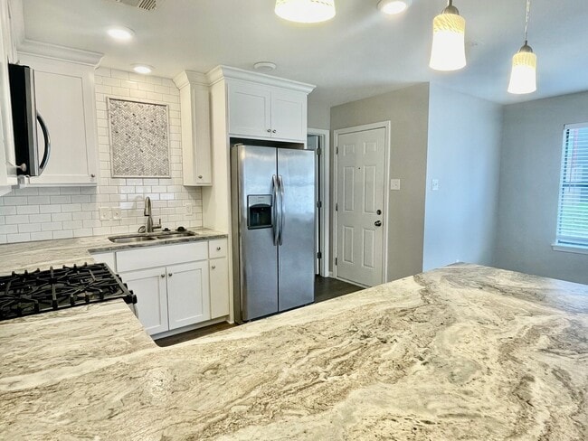 Building Photo - Updated home within walking distance of UAMS