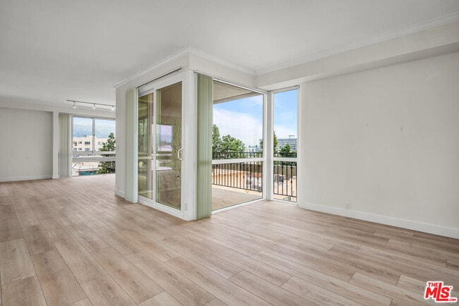 Building Photo - 320 N Maple Dr