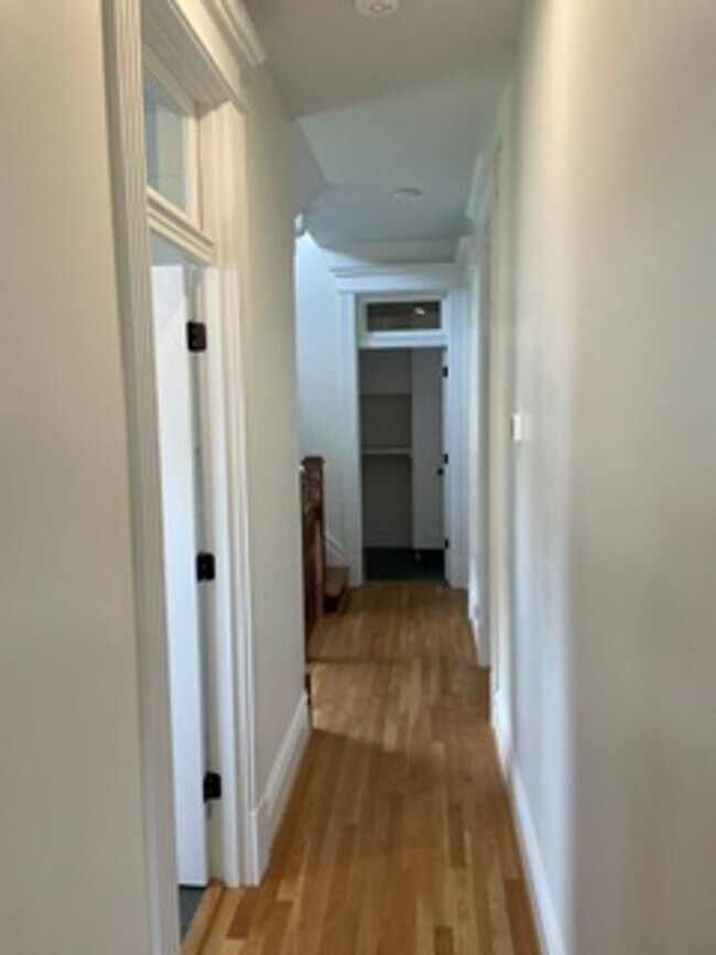 Building Photo - Large tri-level home in excellent condition.  4+ bedrooms, 3.5 bathrooms.