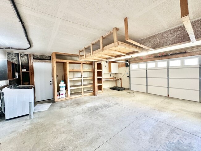 Building Photo - Beautiful Two-Story Home, Guajome Park, Community Pool, San Luis Rey Hiking/Biking Path, Lovely C...