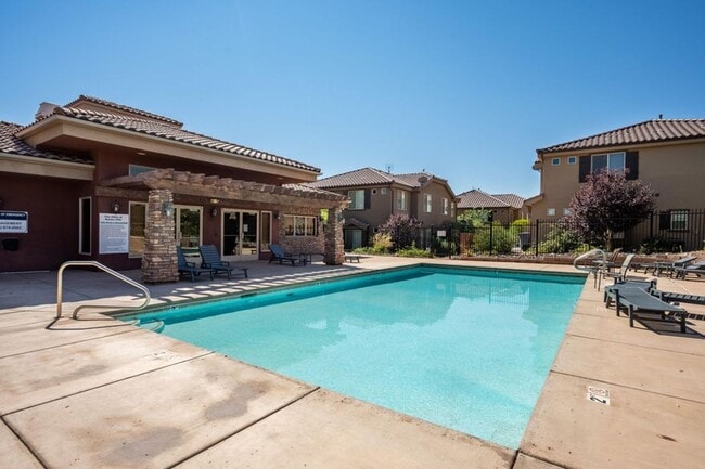 Building Photo - 4 Bedroom townhome