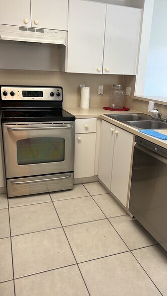 kitchen - 6202 NW 116th Pl