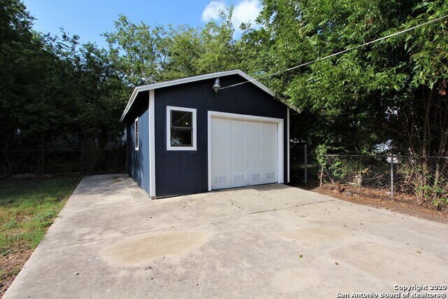 Building Photo - 706 Canton