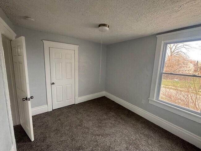 Building Photo - Charming 7-Bedroom Property in Prime Location