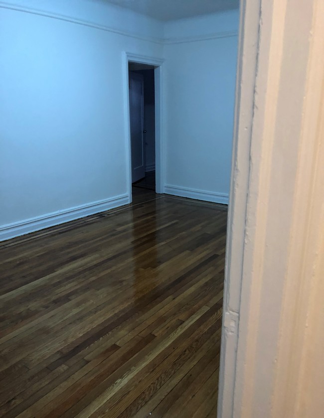 Building Photo - Amazing 2 Bedroom in Sunnyside, Queens