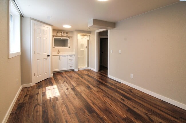 Building Photo - 4 BD, 4 BA House in Kennewick- Views of th...