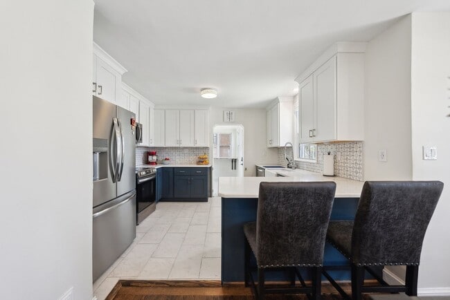Building Photo - Spacious & Renovated Rental Home on Oversi...