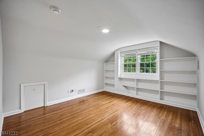 Building Photo - 11 Wordsworth Rd