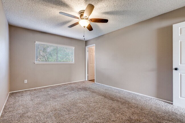 Building Photo - 3-BEDROOM HOME IN PIPERS MEADOW