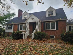 Building Photo - Spacious and updated single-family home!