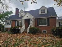 Building Photo - Spacious and updated single-family home!