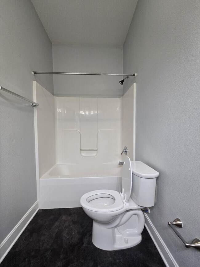 Building Photo - 302 W Commercial St