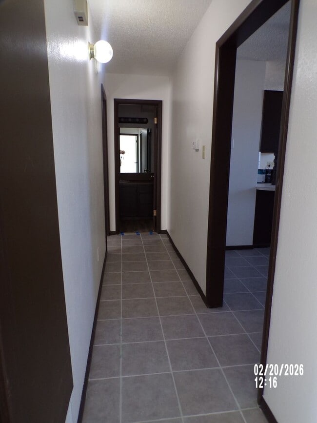 Building Photo - 2 STORY TOWNHOUSE , CLOSE TO SHOPPING AND RESTAURANTS