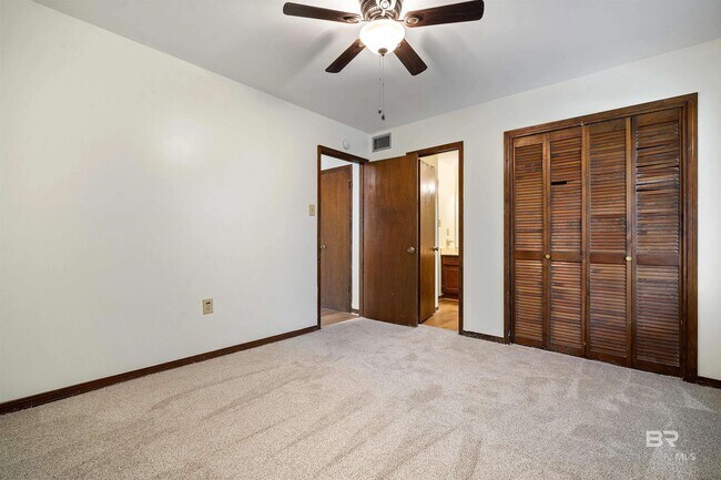 Building Photo - 908 Schaub Ave