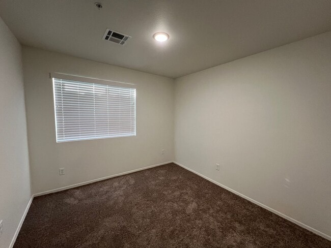 Building Photo - NEWER TOWNHOME!