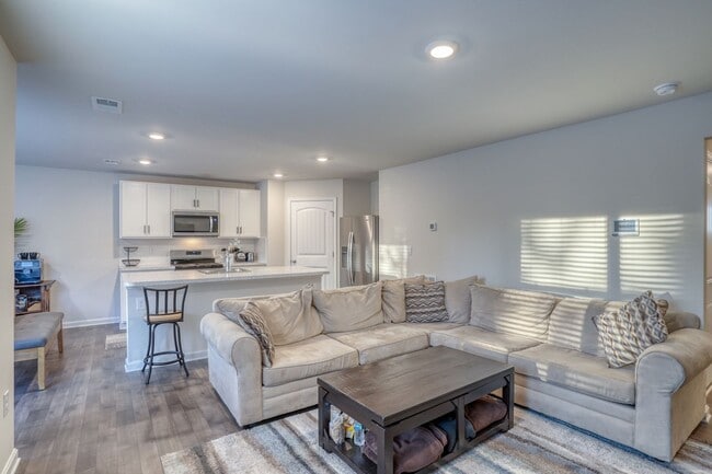 Building Photo - 124 Currant Cir