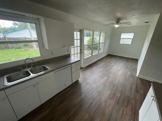 Building Photo - Charming 3-Bedroom Home with 1 Bath and 1-...