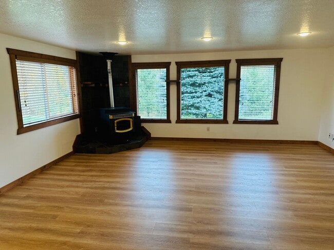 Building Photo - Beautiful Acreage Property