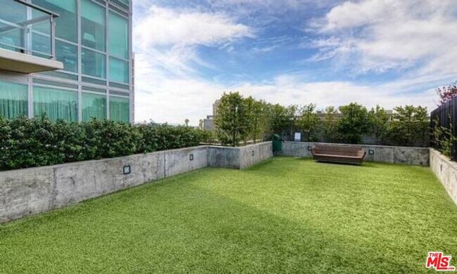 Building Photo - 3785 Wilshire Blvd