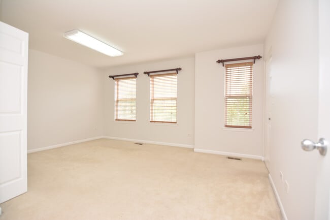 Building Photo - 4756 N Lamon Ave