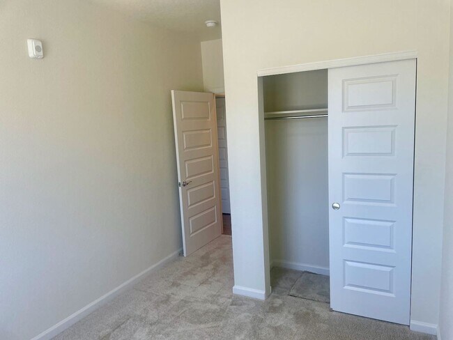 Building Photo - MODERN LUXURY 2BD/2BA/2CAR CONDO in Briargate