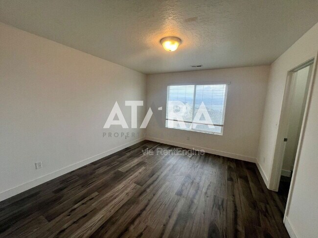 Building Photo - 258 Kestrel Dr