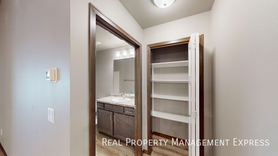 Building Photo - Bright, Spacious, and Move-In Ready 2-Bedr...