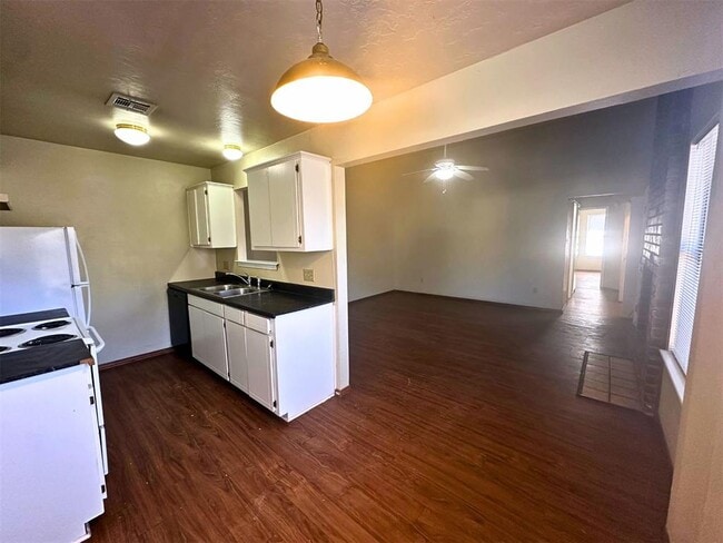 Building Photo - 910 NW Dearborn Ave