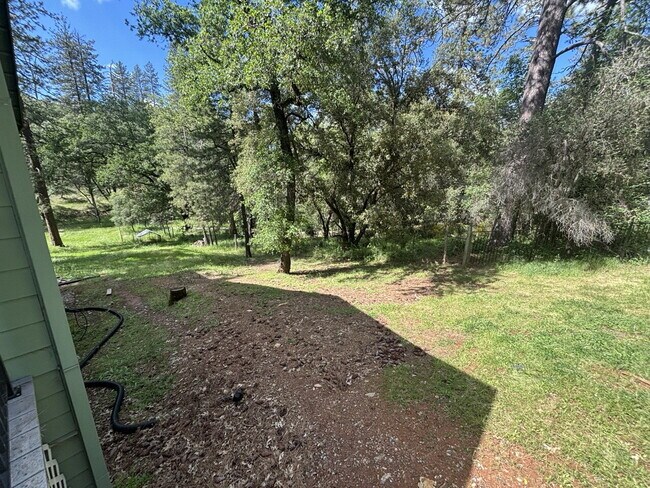 Building Photo - Spacious 2,048sf 3-bed home on acreage in Garden Valley!