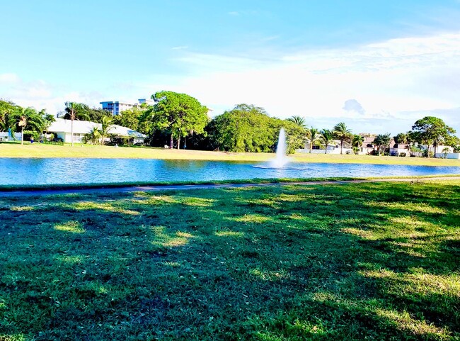 Building Photo - 3107 N Palm Aire Dr