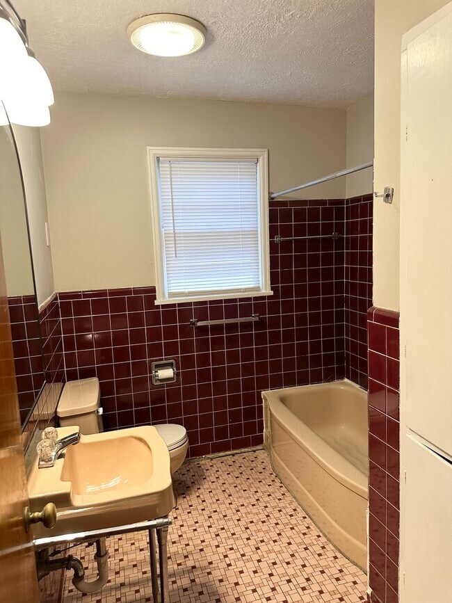 Building Photo - Perfect Home Near MSU and Mercy Hospital